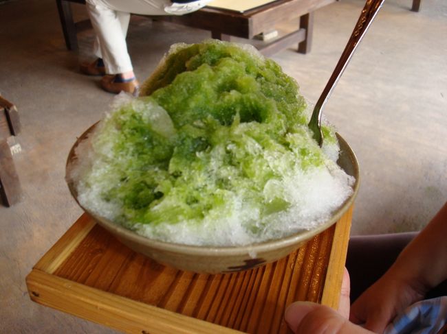 〜おかげ横丁〜<br />赤福本店の店内＆通り向かいで、「赤福氷」500円がいただけます。<br />中に赤福が1つ入っています。