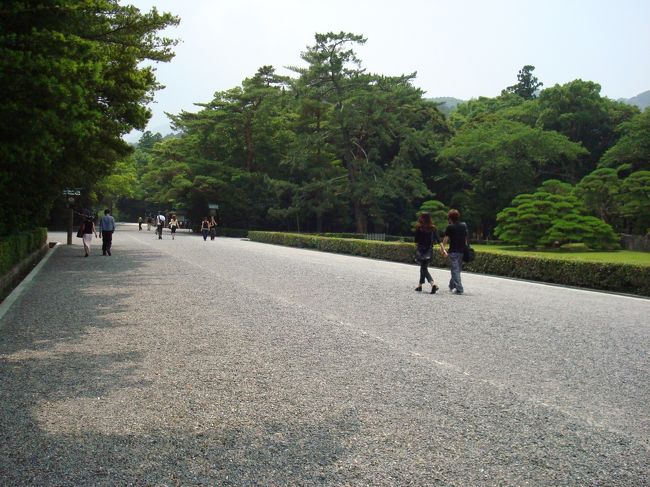 〜伊勢神宮〜<br />ご正宮へ続く道です。<br />砂利道＆けっこう歩くため、スニーカーがベストですね。<br />真ん中は神様が通る道なので、参拝者は右か左に寄せて歩かないといけないんですけどねぇ・・。<br />そのために石の線があるのに・・。<br /><br />
