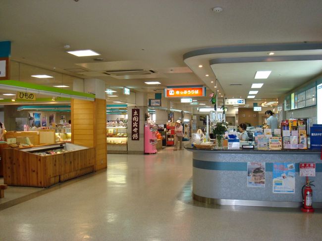 〜鳥羽フェリー乗り場2階〜<br />フェリー乗り場の切符売り場です。<br />同じフロアに待合室・レストラン・みやげ物屋があります。<br />マイカーは1階の案内されたレーンにとめておけます。<br />20分前には戻ります。