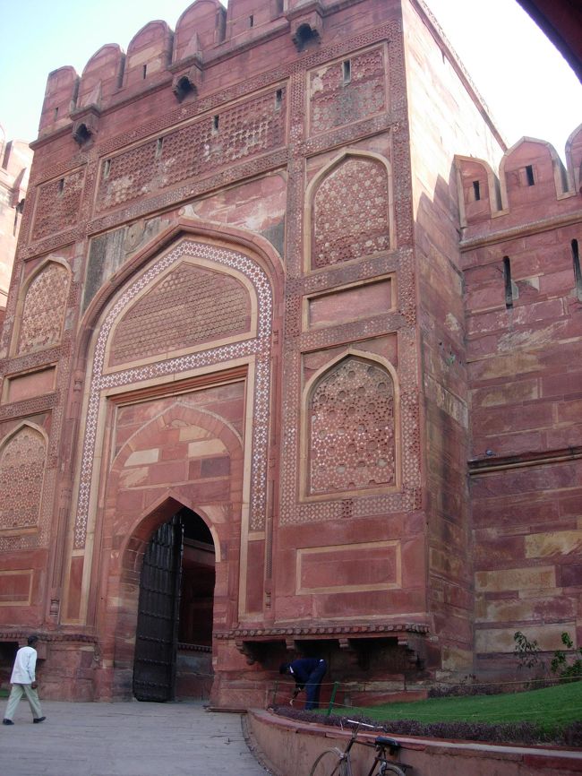 Agra Fort, Agra. Jan.23<br />東京が8年ぶりの大雪のため、1日遅れで22日の夜、デリーに到着。デリー観光の間もなく、23日朝6時初の電車でアグラへ。電車は、時刻どおりに発着。今思えば、これが唯一時間通りの移動だった。Exective Carにしたこともあり、快適。温かいミルクのコーンフレークの朝食が美味。トイレから線路が見える・・・のがインドらしい。<br />荷物を駅で預けてアグラ観光開始。まずは、タクシーでアーグラ城砦へ。門がすばらしい。 