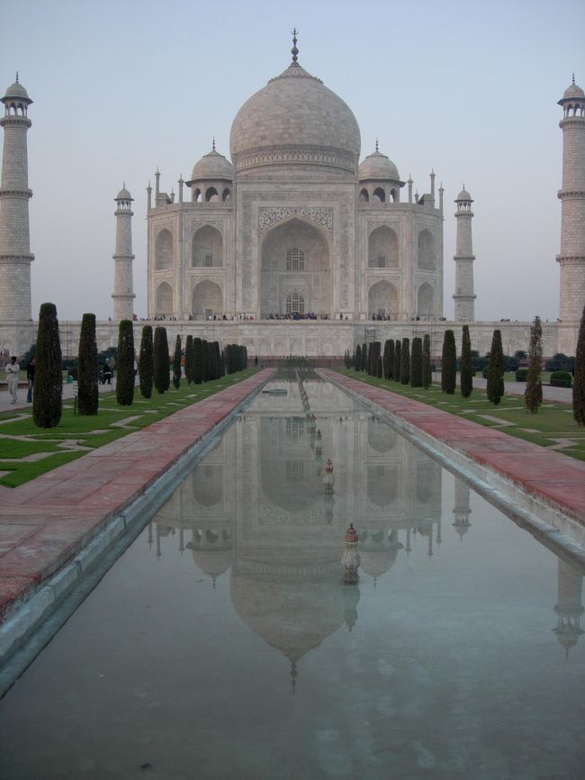 Taji Mahar, Agra.  Jan.23<br />憧れのタジマハール。壮観。<br />入り口で持ち物検査があり、携帯やお菓子を持っていると入れてもらえない。<br />裸足で歩く大理石が気持ちいい。花の細工が美しい。