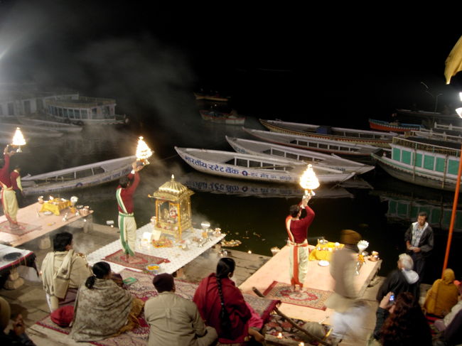 Ganga Pooja at Dasaswamedh Ghat, Varanasi. Jan.24<br />メインガートで毎日18時から行われるお祈りの儀式。マリーゴールドの花をガンガへ入れるように言われ、従う。音楽あり、炎あり、また、白塗りの人の演奏が意外と下手だったり、遠くから憧れのガンガに来たインド人がめちゃくちゃ興奮してたり、外国人観光客のフラッシュは途絶えず・・・神聖な儀式と言うより、ショーっぽい印象。