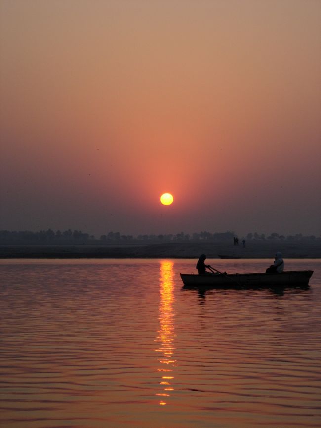 Ganga, Varanasi. Jan.25<br />朝日と共に2時間のボートツアーへ。<br />写真対岸のガート側は沐浴、洗濯、炊事などする人々で賑わっている。朝日は静かで美しく、ガートから、川面の太陽の帯に沿ってガンガへ入りたくなる気持ちも少し分かる。