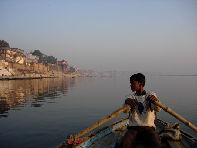 Ganga, Varanasi. Jan.25<br />ボートの漕ぎ手は15の少年。既に5年の経験があるとのこと。