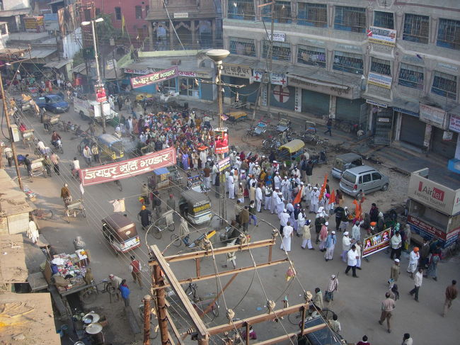 The View from Zee Restaurant,Varanasi. Jan.25<br />メインガート付近のホテル兼レストランから見下ろす町並み。