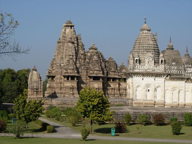 Kajuraho. Jan.26<br />12:20発のJet Airwaysでカジュラホへ。<br />宿はホテルマーブルパレス。車で迎えに来てくれる。<br />宿自体は、まあまあ。日本語のできるスタッフがいたような気がする。ロケーションはかなり良くメインの寺院は歩いてすぐ。<br />寺院のディティールもすごいが、敷地全体が整備されていて美しい。