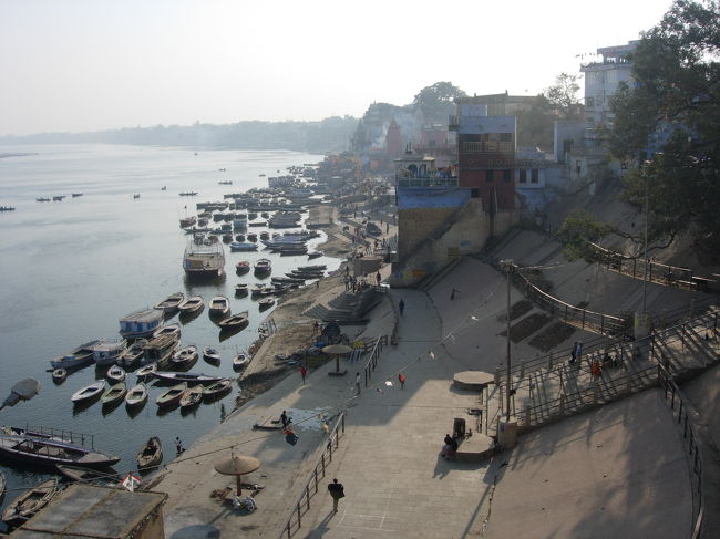 Ganga, Varanasi. Jan.24<br />アグラ20:45発の寝台車でヴァラナシへ。電車自体は快適だったが、かーなり遅れて到着は12:30。予約していたAlka Hotelへ着いたところ、遅かったからもう満室、とふざけたことを言われ、怒る。<br />結局紹介されたメインガート近くのRashimi Guest House (Tel: 91-542-2402778, 5544126)泊。<br />写真はアルカ･ホテルのレストランから見えるガンガ。<br />
