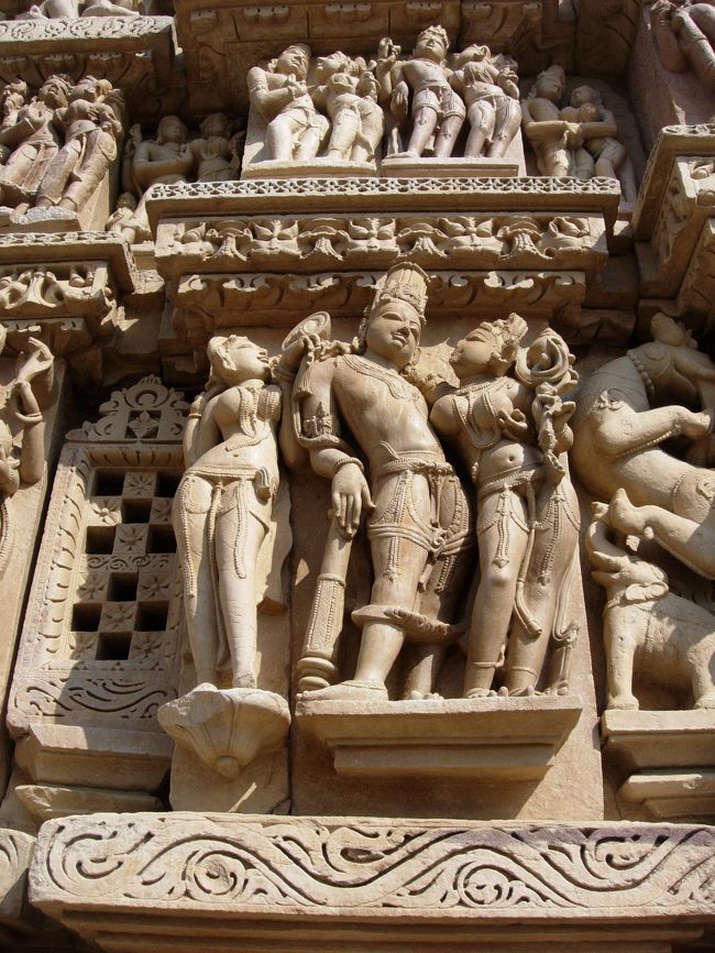 Kajuraho, Jan.27<br />寺院の彫刻は見れば見るほど新しい発見が・・・。<br /><br />夕方アユラベーダマッサージを受け、気持ちはいいけれどふんどし一丁で板に寝ることもあって・・・寒かった。<br />下痢の洗礼も受けず旅行できたのは、冬だったからだと思うけれど、シャワーのお湯が出ないことも多く、寒さに泣かされた。<br /><br />翌28日13時半のJet Airwaysでデリー、21:35のエアインディアで成田へ。<br /> 