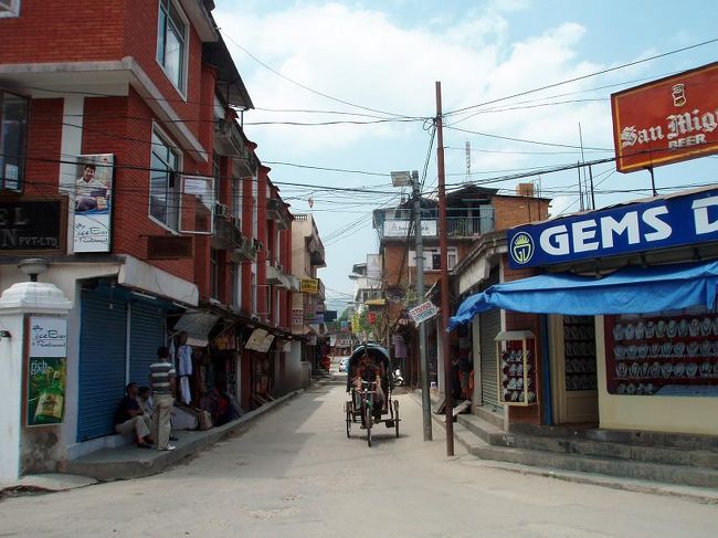 まずはホテル周辺のお散歩です。ホテルは広い道路から路地を入った突き当たりにあり、その路地にはお土産屋さんがびっしり。ホテルができてから土産物屋が集まったのでしょうね。