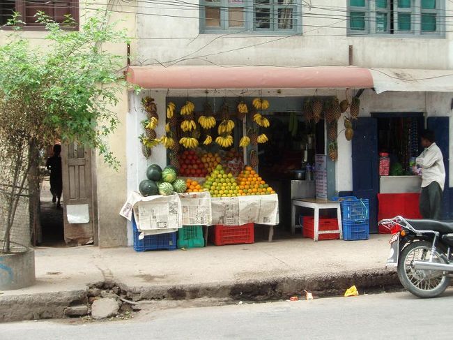 ホテル近くの果物屋さん。意外といっては何ですが、小奇麗です。