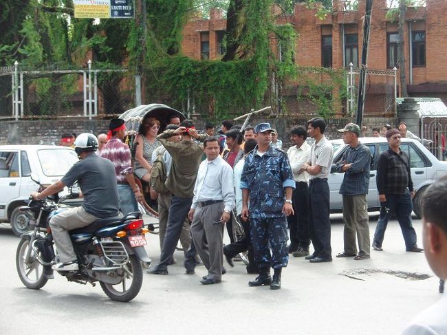 赤い鉢巻をしている連中がデモ隊です。規模は小さいですが、後ほどタメル地区で過激な場面に出くわします。
