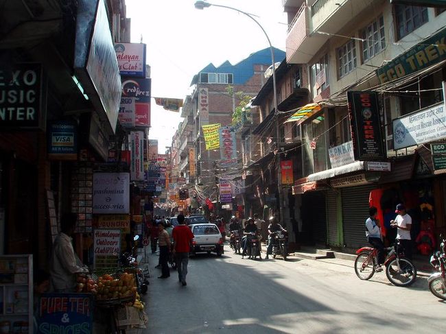 土産物屋の並ぶタメル地区。夜はもっと人出があって賑やかになります。