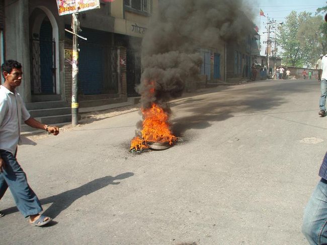 何やら騒がしいので様子を見ると道の真ん中でタイヤが燃えています。先ほどのデモ隊が火をつけたようです。