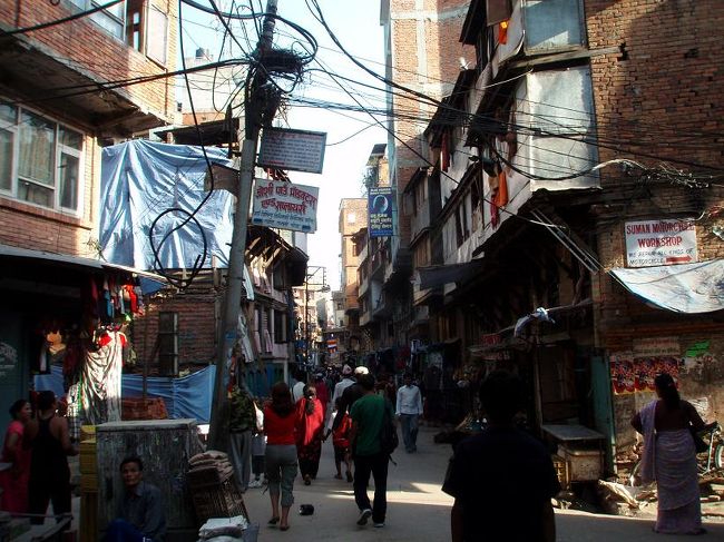 旧市街に向かいます。観光客向けのタメル地区とは異なり、庶民の暮らしがあります。これぞ混沌としたアジアですね。