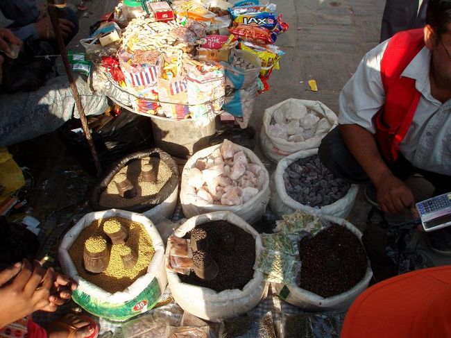 アサン･チョークでヒマラヤ岩塩とスパイス類の市場調査。ピンクと紫の岩塩を各１ｋｇずつ早速買ってしまいました。それぞれ１００ルピー（２００円弱）。この岩塩が帰国途中のラサでトラブルの原因となるとは、この時は知る由もありません。