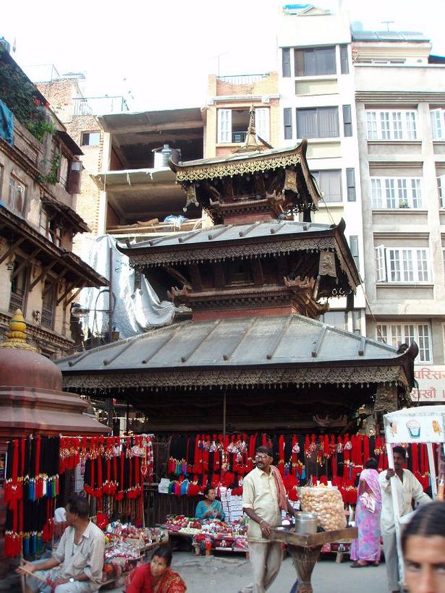 寺院も現地の人たちにとっては商品陳列棚です。