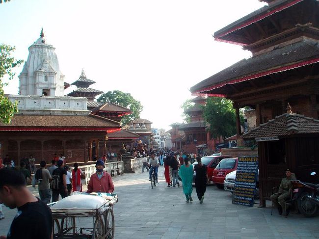 数多くの寺院のあるダルバール広場ですが、写真右下のチェックポストで入場料を払わないとは入れません。実はそのことを知らず女性兵士に止められました。他の人が素通りしているのに何故？と思いムッとして結局入りませんでした。外国人は２００ルピーもするんですね。ネパールの物価からすると高すぎる…<br /><br />この後旧市街をさ迷い歩き、結局２万歩以上も歩きました。明日からいやというほど歩くのに…