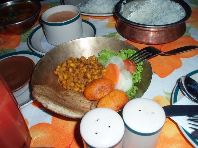 私は、もっぱら紅茶。これまでの経験上、アジアでは暑くても、飲み物は熱いものに限ります。