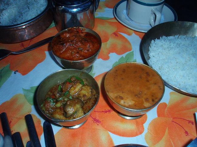 ネパールの現地料理は結局これが最後。山から下りてきた後は、私以外は食べる気もしなかったようです。<br /><br />明日からいよいよトレッキング本番です。天気が心配です。