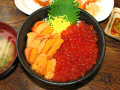 新千歳空港到着後、レンタカーをピックアップし10:50すすきの着。友人との待ち合わせ時間まで間があるので暇つぶしにロビ地下等を覗く。いつもなら外せないフルーツケーキファクトリーなのですが昼食後に予定していたのでここではパスし、「名代にぎりめし」に移動してたらこバターしょうゆおにぎりをひとつ。(これは昼食ではない！)　ブラブラしていると約束の時間なので地下鉄某駅に向かい友人と合流し、そのまま札幌市中央卸売市場へ。買い物には来た事があるのですが食事処に入った事は皆無。事前にネットで調べても情報量の多さと店に対する感想もマチマチで頭のキャパをオーバーし臨機応変に(いきあたりばったりで)店を選ぼうと思っていました所に現れたのがこの海鮮食堂北のグルメ。札幌市内のホテルに泊まった方ならこの店の「ホテルから無料送迎」と書かれたチラシが部屋にあったのに気づかれたのではと思います。札幌のホテルにちょくちょく泊まってる puni の脳内にもサブリミナルの効果の様に店の名前が刷り込まれていました。午後一時をまわったところで店内はほぼ満席でしたがすぐ着席でき、うにいくら丼とボタンエビと貝の丼、鮭ハラス焼を注文する。辺りの人が何を食べているのか物色しているうちに少々時間が掛かりますといわれた鮭ハラス焼が一番始めに登場。あまりにも旨そうだったので画像を撮らず箸を付ける(毎度すみません。)　うんめぇ〜いｘ２人　思わずハモってしまいました。続いて丼ものの登場です。ハッキリ言わせてもらえばどうせ観光客相手の商売だろうと思い正直期待していませんでした。ゴメンナサイ！　今回の３品とても綺麗で美味しいです。以前の築地の某店も見習って頂きたいと思うくらい。札幌に行ったときは必ず寄らせて頂きますのでいつまでも期待を裏切り続けてください！
画像は　うにいくら丼￥２６００

海鮮食堂 北のグルメ亭 
住所：〒060-0011　札幌市中央区北11条西22丁目4-1
営業時間　7：00〜15：00まで（年中無休）
http://www.kitanogurume.co.jp/shokudo/index.html
