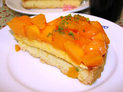 昼食後のデザートは前記したフルーツケーキファクトリー、混んでる市内店を避け初めて円山店へ。お目当ては毎年期間限定で販売されている宮崎県産完熟マンゴーを使ったタルトです。

国内産完熟マンゴーのタルト　￥１，３５０

県知事がブレイクし、以前に増して有名になった宮崎県産完熟マンゴーの口の中でとろける美味の表現はボキャブラリーが貧困な puni では難くとにかく食べてみて！としか言えません。