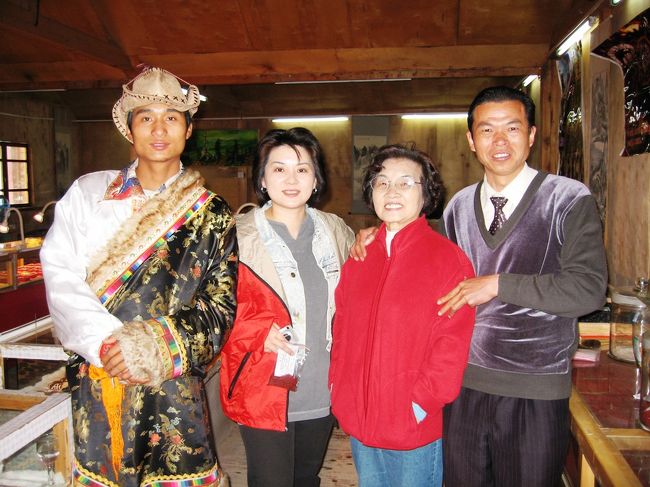 買い物を済ませた後で、土産店の中での記念撮影です。漢方薬の材料や、玉などを使ったアクセサリーなどが販売されていました。