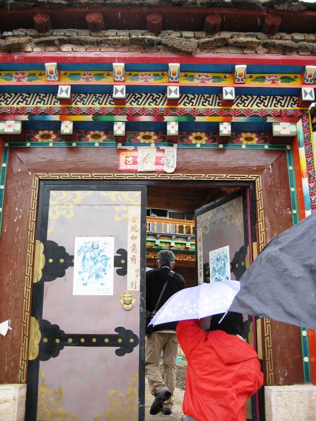 少し離れた場所で車を降りて、かなり大きな民家の見学にやって来ました。付近の民家と比較しますと、村長さんクラスのようでした。