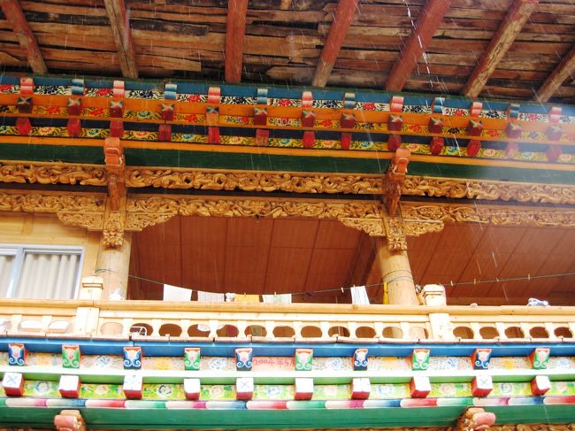 中心部の柱は、二抱えもあるような堂々たるものでした。いたるところに彫刻と彩色が施された、見事な造りの家でした。