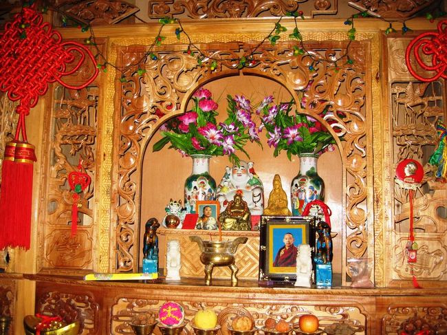 祭壇の中央には、ラマ教の生仏の写真等が飾ってありました。観世音菩薩の化身がダライ・ラマ、阿彌陀仏の化身がパンチェン・ラマとされます。