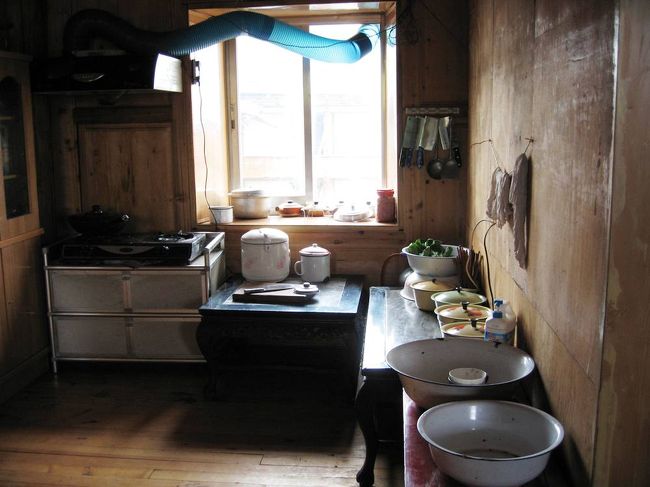 仏間と同じ階にあった台所です。見学を意識してか、整理整頓されていました。まな板の上のステンレス製の包丁は、日本製でした。