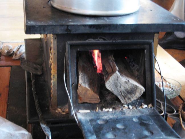 その薪ストーブです。ストーブの上には薬缶がありましたが、沸騰するような火力ではありませんでした。火の傍が心地よい室温でした。