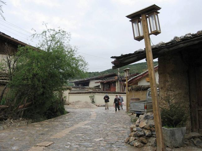 マイクロバスは、訪問の家近くまでは、入ることができませんでしたから、石畳の道を歩いてバスまでの帰路です。平和でのどかな風景でした。