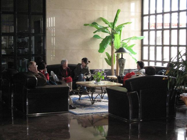 2箇所の見学を終えてから、ホテルへチェックインしました。5、6階建ての新しい造りでした。既にホテルの海抜は、3450m程です。