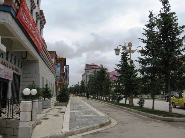 ホテルの前の通りです。町全体が新しく建設し直されていて、お洒落で、独特のカラーで統一されていました。