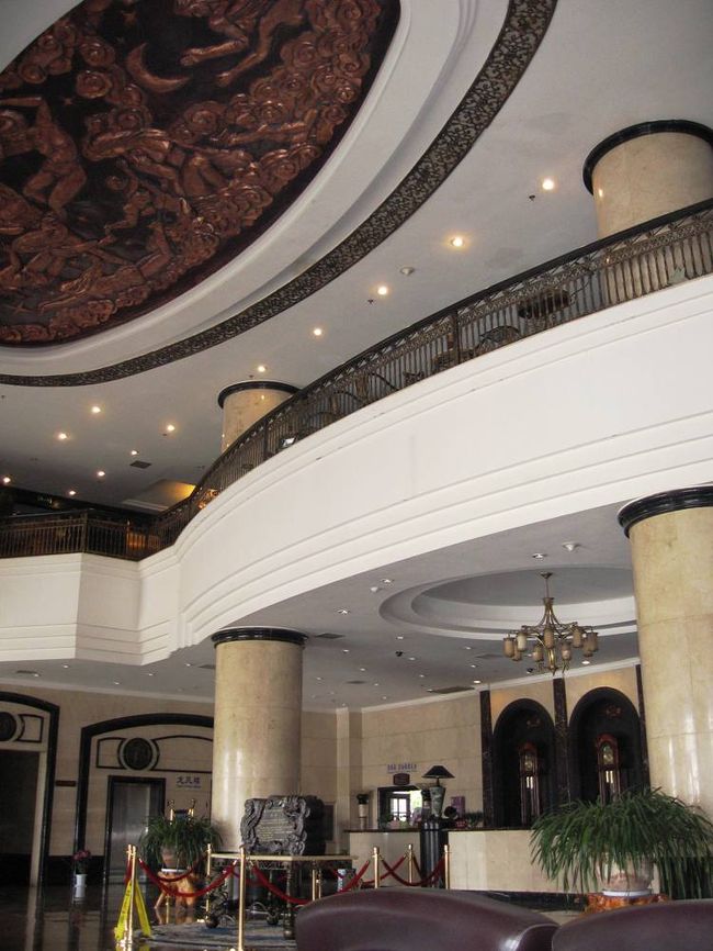 吹き抜けになったホテルのロビーです。特別に規模が大きいわけではありませんが、中々洒落たデザインです。