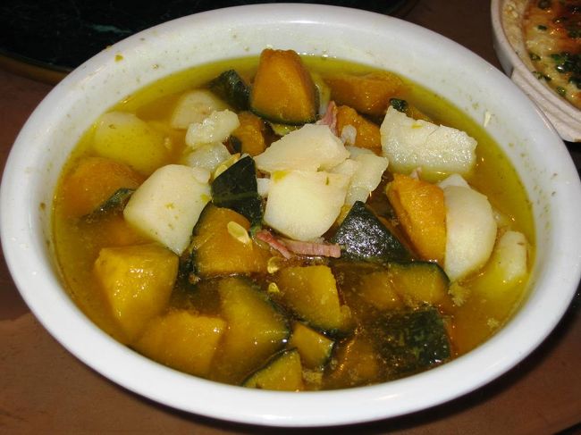 宿泊したホテルでの昼食を紹介します。素朴な地元料理といった趣ですが、それなりに精一杯に心を尽された料理の数々でした。