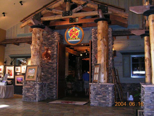 グランドキャニオンに到着！<br /><br /><br />このレストランでバイキング昼食<br /><br />飛行機で気分悪くなった人が多いから<br /><br />食べるの辛いが、私はＯＫ(^_^)v