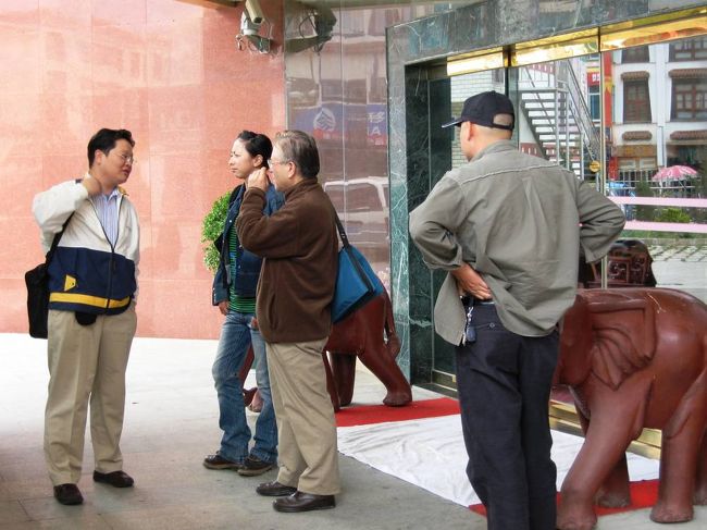 食事が済んだところで、午後の見学に出発です。雨を覚悟して、傘などの雨用具を準備しました。防寒対策も必要でした。