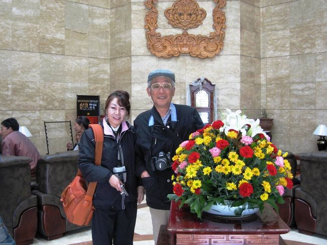 カーネーションやユリの活花の横でのYmさんご夫妻の写真は、昼食の前の撮影です。造花ではなく本物です。誌面の都合で、ここへの掲載です。
