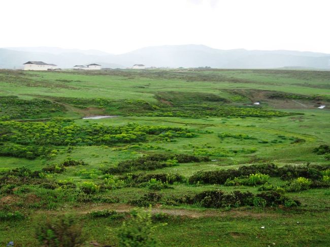 碧塔海へ向かう途中のバスの中からの撮影です。遠くに山並みが続く、草原が広がっていました。人影は、めったに見ることがありませんでした。