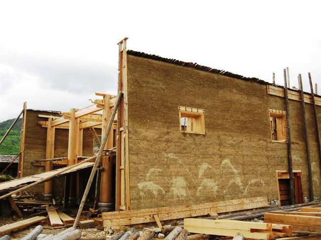 建設途中の建物です。壁が厚く、窓が小さいのが特徴で、夏は涼しく、冬は暖かいようです。地震が多い地域ですから、柱組が頑丈なのも特徴です。