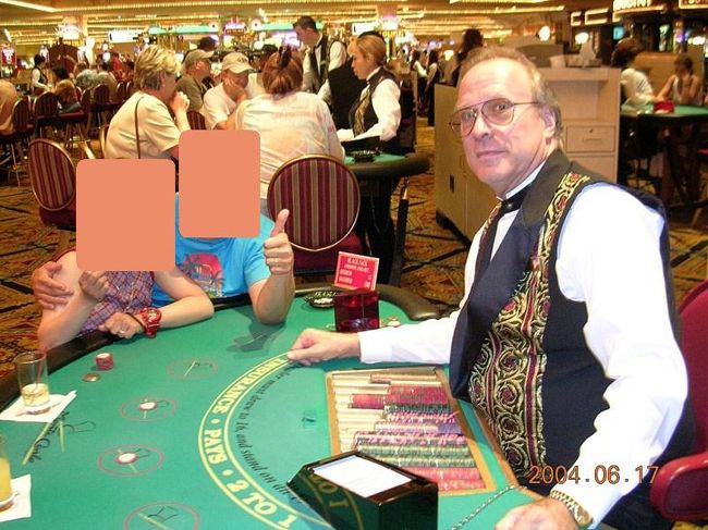 カジノ内は撮影禁止！<br /><br />「ハネムーンだ」って言ったら<br /><br />少し偉いさんが直々に撮ってくれた(*^^)v