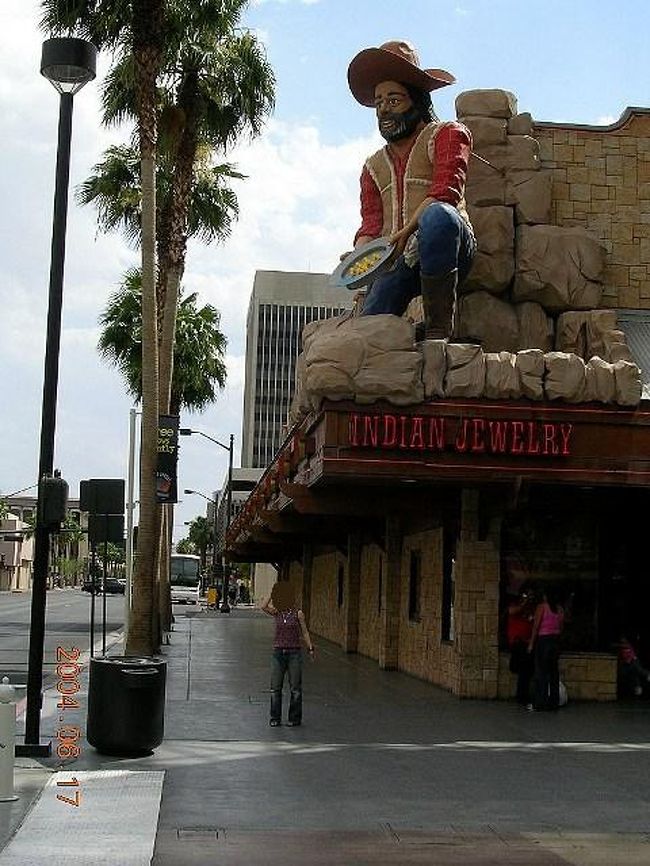 <br />フリーモント・ストリート・エクスペリエンスの<br /><br /><br />近くの街並みです。<br /><br /><br />やはり夜に行くべきだった。