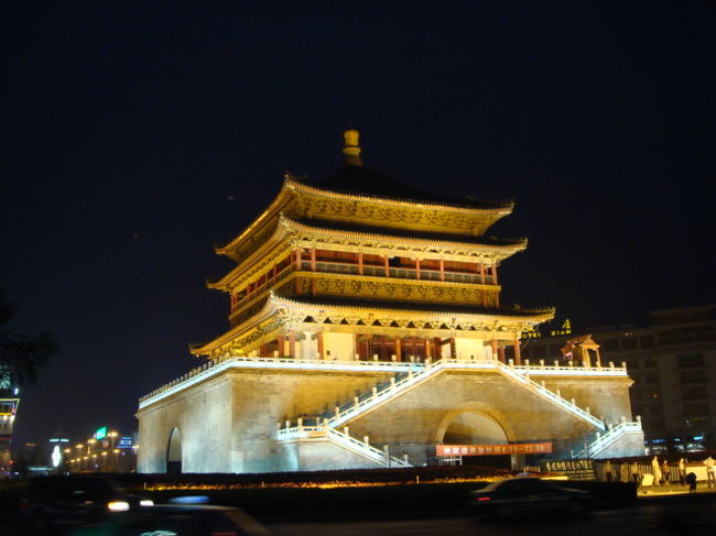 みなさんこんにちは。。。<br />中国の旅もそろそろ１ヶ月が経とうとしております。。。<br />下痢・熱はありましたが、なんとか楽しんで旅しております。。。<br />今回は西安。。。昔で言うと長安。。。<br />世界史に興味のある方はどのような場所かすぐにピンとくると思いますが、あのシルクロードの出発点になります。。。<br />古都をイメージして来たのですが、そこはかなりの都会っぷりに少々驚かされました。。。<br />