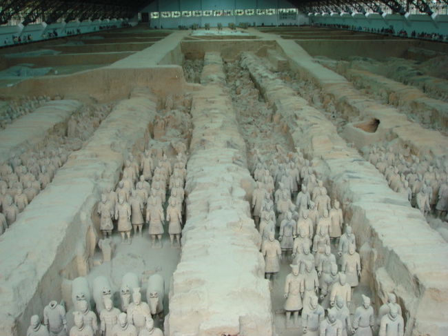 見所はたくさんあるみたいですが、僕が訪れたのは西安ではここという兵馬俑！！！秦の始皇帝の陵墓を守るためにと作られたそうですが、その数はやっぱり圧巻でした。。。<br />一つ一つ表情も違うみたいで、そこまで凝らせるというところを見ても、始皇帝の権力の強さが伺えました。。。<br />