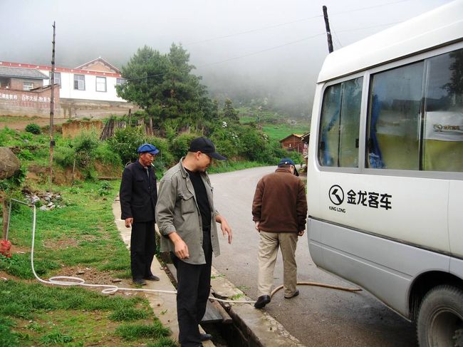 日が替って、6月24日です。8時にホテルを出発して、一日がかりの中甸にある白水台見学です。距離は、片道110キロ程です。車の給水です。