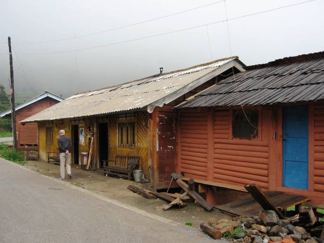 峠越えのこの一帯は、チベット族ではなく、イ族が多く棲んで見えるようです。社交的なチベット族と違って、他族との交流は、余り好まないようです。
