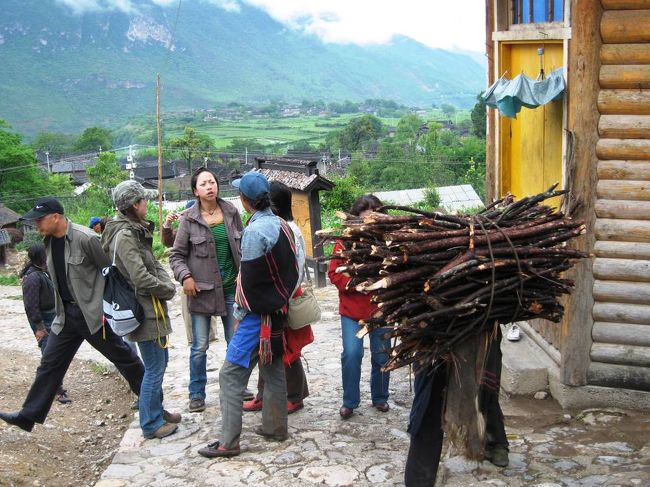 松さんが交渉しているのは、ロバの料金のようです。シャングリラのホテルよりは随分と楽ですが、この地区でも2300m程の高地です。