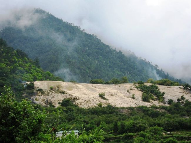 少し登ったところで、遠くに茶色の台地が見えてきました。この辺りから炭酸カルシュームが作り出した、奇観が始まるようです。