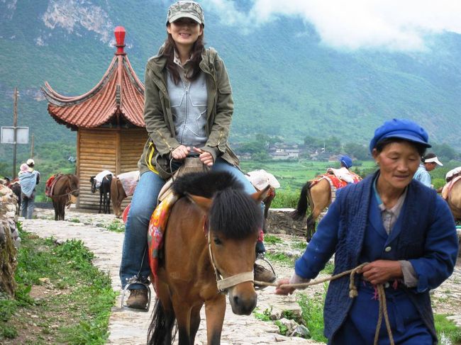 颯爽とロバにまたがったTyさんです。可愛らしい目をしたロバですから、山登りの道中は大丈夫なようです。途中から木の桟道と道が分かれました。